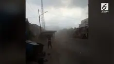 Angin puting beliung menerjang kawasan Kabupaten Cirebon. Akibatnya ratusan rumah rusak dan listrik putus.
