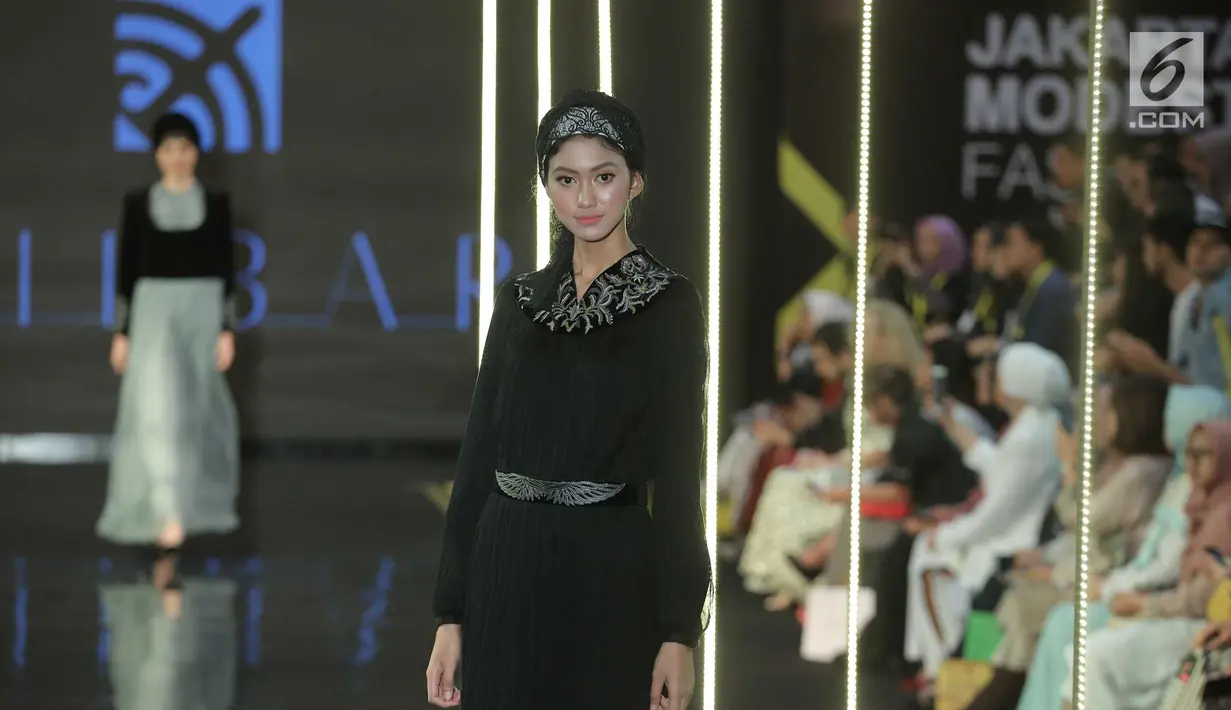 Model mengenakan busana desainer Dilbar dari Kyrgystan dalam Jakarta Modest Fashion Week di Gandaria City, Jakarta, Kamis (26/7). Indonesia turut serta ambil bagian yang diikuti oleh 26 desainer. (Liputan6.com/Faizal Fanani)
