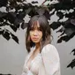 Penyanyi asal Indonesia, Niki juga terlihat manis dengan gaya rambut pendek berponi. Pelantun lagu “Lowkey” ini tampaknya memilih gaya rambut poni tipis ala cewek Korea. (Instagram/nikizefanya).