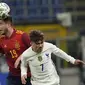 Bek Spanyol Aymeric Laporte dan penyerang Prancis Antoine Griezmann berebut bola pada laga final UEFA Nations League 2021 melawan Spanyol di San Siro, Milan, Senin (11/10/2021) dini hari WIB. Prancis keluar sebagai juara UEFA Nations League 2021 setelah menumbangkan Spanyol 2-1. (AP Photo/Luca Bruno