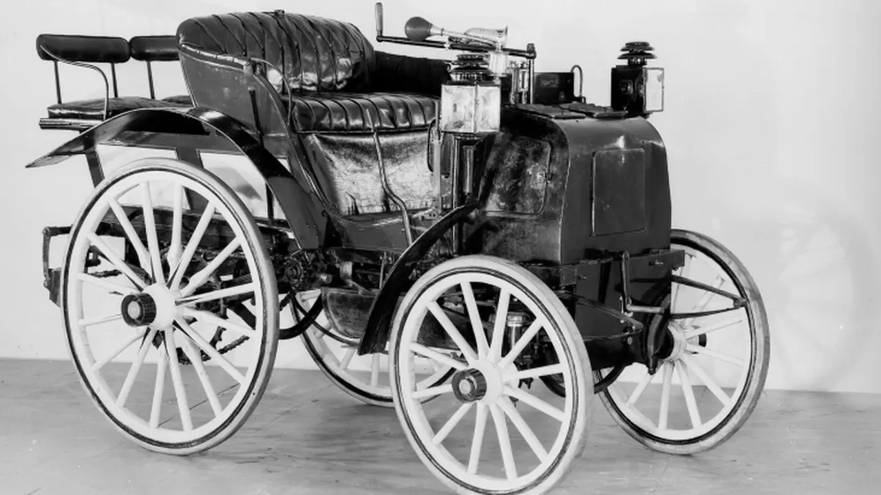 Rayakan Keikutsertaan Balap, Mercedes Pamerkan Mobil 120 Tahun