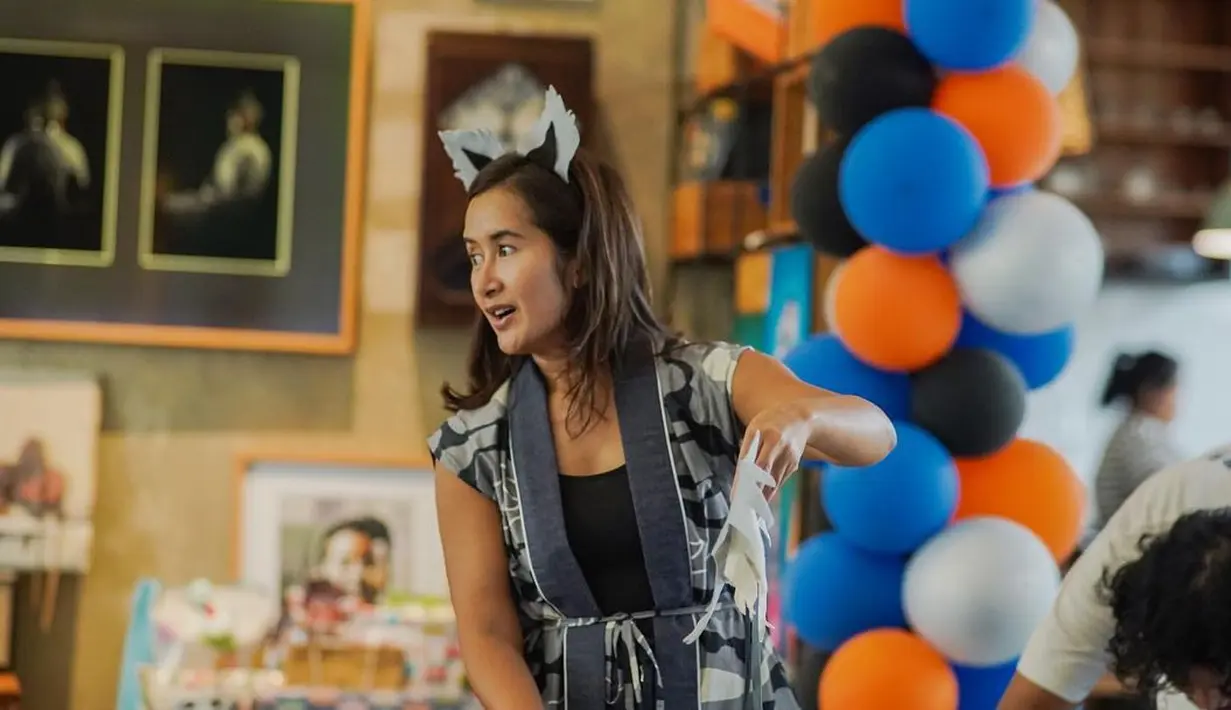 Widi Mulia dengan berbagai konten tentang kehangatan keluarga yang tak bosan dibagikannya di media sosial pasti sukses membuat banyak orang terkecoh bahwa tahun ini, ia telah berusia 42 tahun! Paras yang seakan tak menua dan sosoknya sebagai ibu dari 3 orang anak ini juga berhasil reverse aging.