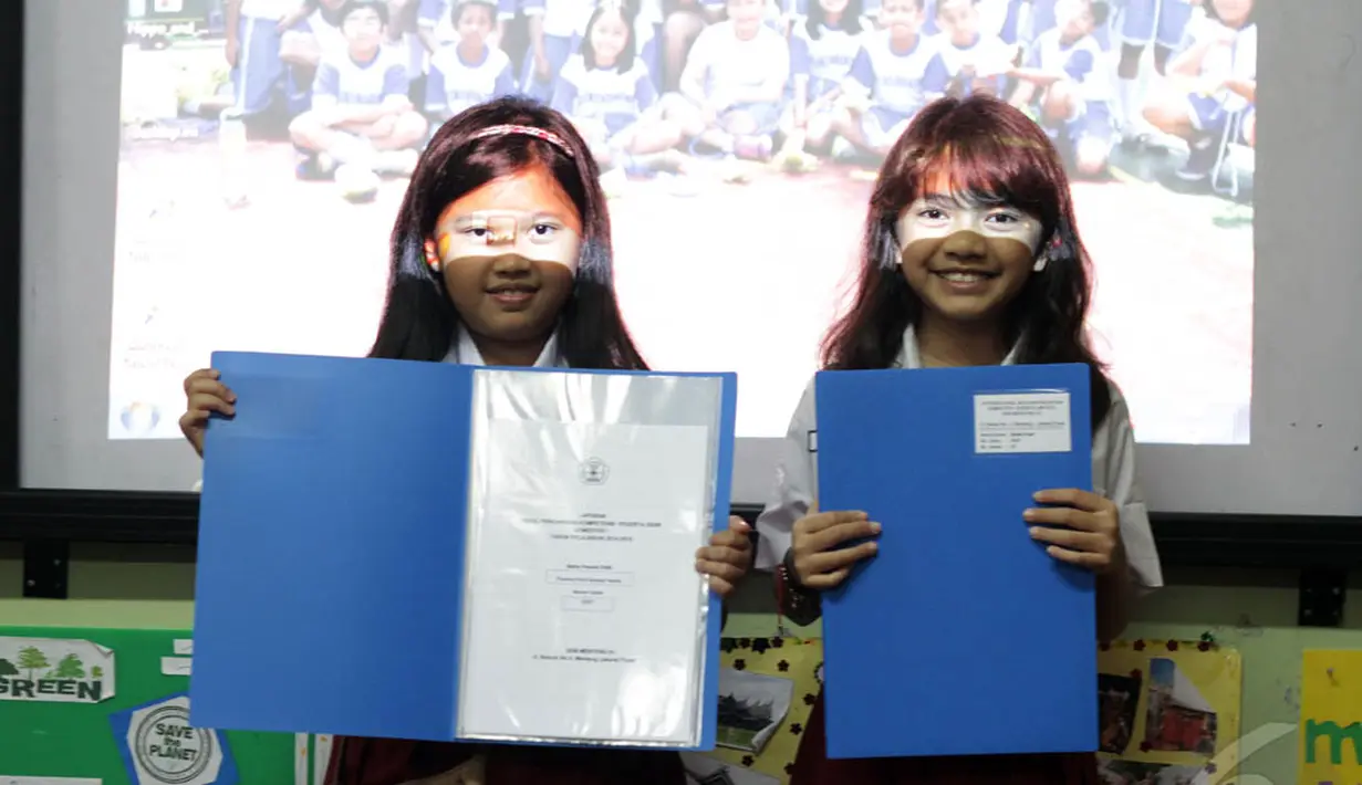 Para siswa SDN Menteng 01 saat menunjukkan rapor mereka, Jakarta, Senin (5/1/2015). (Liputan6.com/Faizal Fanani)