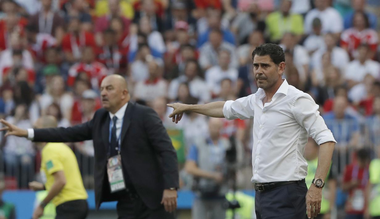 Pelatih Spanyol, Fernando Hierro (kanan) dan pelatih Rusia, Stanislav Cherchesov memberikan arahan kepada timnya pada laga 16 besar di Luzhniki Stadium, Moskow, Rusia, (1/7/2018). Rusia dan Spanyol bermain imbang 1-1. (AP/Manu Fernandez)