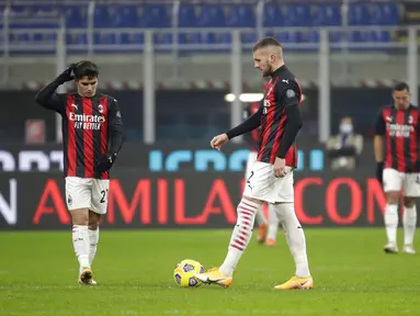 Ekspresi pemain AC Milan Brahim Diaz (kiri) dan rekan setimnya Ante Rebic usai pemain Parma Hernani mencetak gol ke gawang mereka pada pertandingan Serie A di Stadion San Siro, Milan, Italia, Minggu (13/12/2020). AC Milan masih puncaki klasemen usai imbang 2-2 lawan Parma. (AP Photo/Luca Bruno)