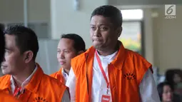 Ekspresi Bupati Buton Selatan nonaktif Agus Feisal Hidayat (kanan) saat tiba di Gedung KPK, Jakarta, Jumat (22/6). KPK menahan Agus Feisal karena diduga menerima suap proyek di wilayah Kabupaten Buton Selatan. (Merdeka.com/Dwi Narwoko)