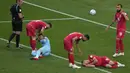 Reaksi kesakitan Majid Hosseini (kanan bawah) dan Alireza Beiranvand (kiri bawah) setelah bertabrakan saat pertandingan sepak bola grup B Piala Dunia Qatar 2022 antara Inggris dan Iran di Stadion Internasional Khalifa, Doha, Qatar, Senin (21/11/2022). Cedera ini disebabkan mulut sang kiper menghantam pipi Majid Hosseini rekan setimnya. (AP Photo/Pavel Golovkin)