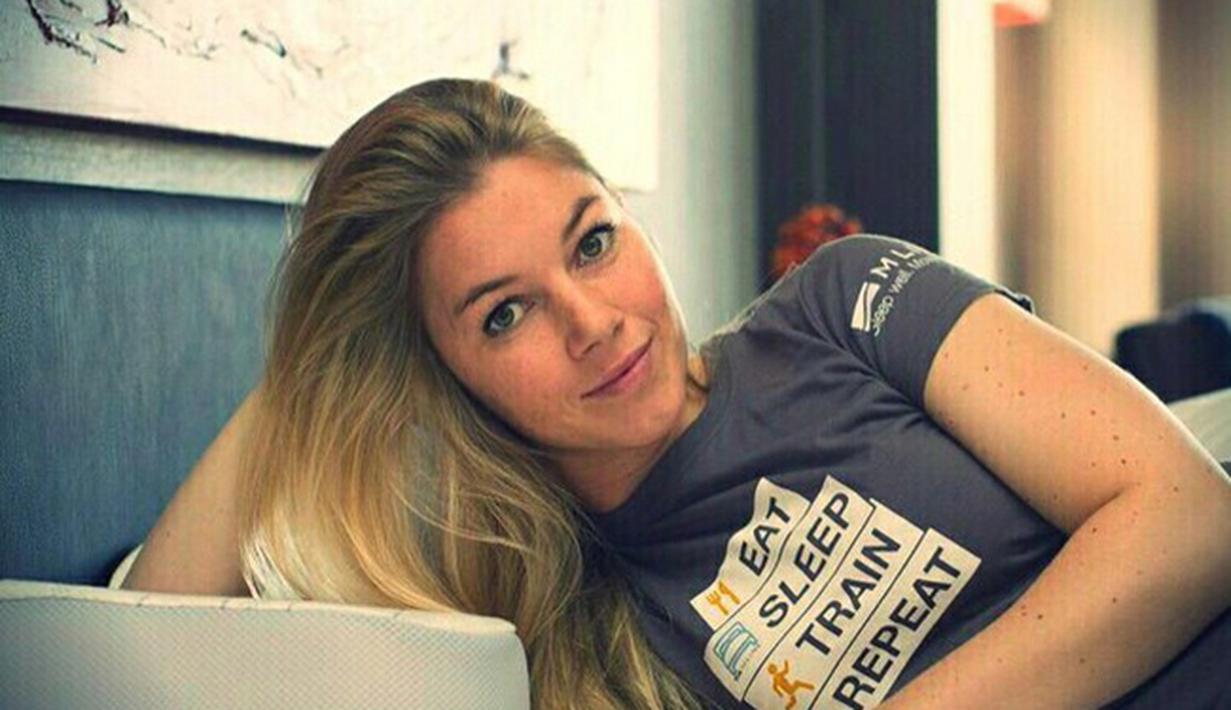 Anouk Hoogendijk tampil dalam busana santai dalam sebuah sesi foto. (Instagram.com)