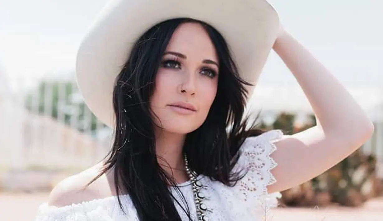 Kacey Musgraves pertama kali melihat UFO saat berada di Meksiko. Ia menyaksikan pergerakan cahaya di langin yang sangat hebat. Hal itu terjadi selama 20 menit. (instagram/kaceymusgrav)