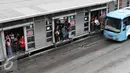 Penumpang menunggu bus Transjakarta di Halte Harmoni, Jakarta, Selasa (19/4). Beroperasinya 247 bus di Koridor I, Dirut PT Transjakarta memprediksi jarak kedatangan bus setiap halte membutuhkan waktu 30 detik. (Liputan6.com/Immanuel Antonius)