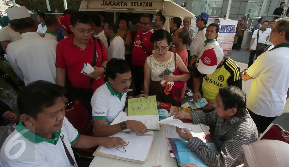 Petugas memberikan pelayanan pengurusan tanah di kawasan CFD, Jakarta, Jakarta, Minggu (4/10/2015). Pelayanan mobil keliling untuk memberi kemudahan pelayanan sertifikasi tanah.(Liputan6.com/Angga Yuniar)
