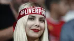 Fans wanita menunggu pertandingan Piala Super Eropa 2019 antara Liverpool melawan Chelsea di Besiktas Park, Istanbul, Turki (14/8/2019). Dalam pertandingan ini Liverpool menang atas Chelsea lewat drama adu penalti 5-4 (2-2). (AP Photo/Thanassis Stavrakis)