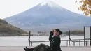 Dalam perjalanannya ke ke Jepang, Prilly Latuconsina banyak membagikan potretnya saat menikmati momen serunya di Negeri Sakura. Banyak tempat yang ia kunjungi salah satunya ialah tempat dengan latar belakang Gunung Fuji. (Liputan6.com/IG/@prillylatuconsina96)