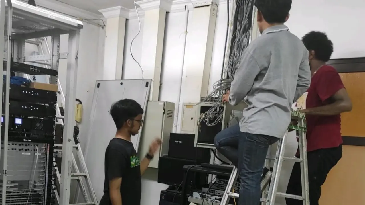 Pemasangan wifi di areah Gelora Bung Tomo Surabaya. (Dian Kurniawan/Liputan6.com).
