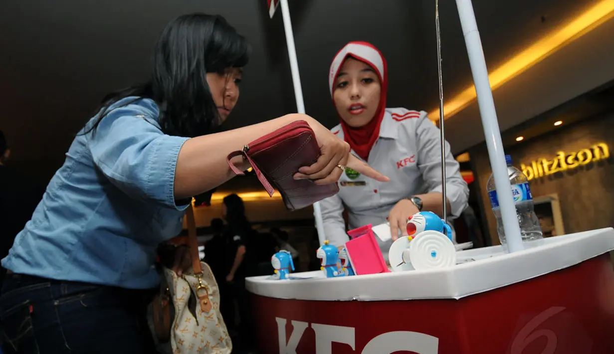 Salah satu peserta Cinemaholic memilih aksesoris Doraemon jelang menyaksikan film Doraemon di Blitz Megaplex, Jakarta (13/12/2014). (Liputan6.com/Helmi Fithriansyah)