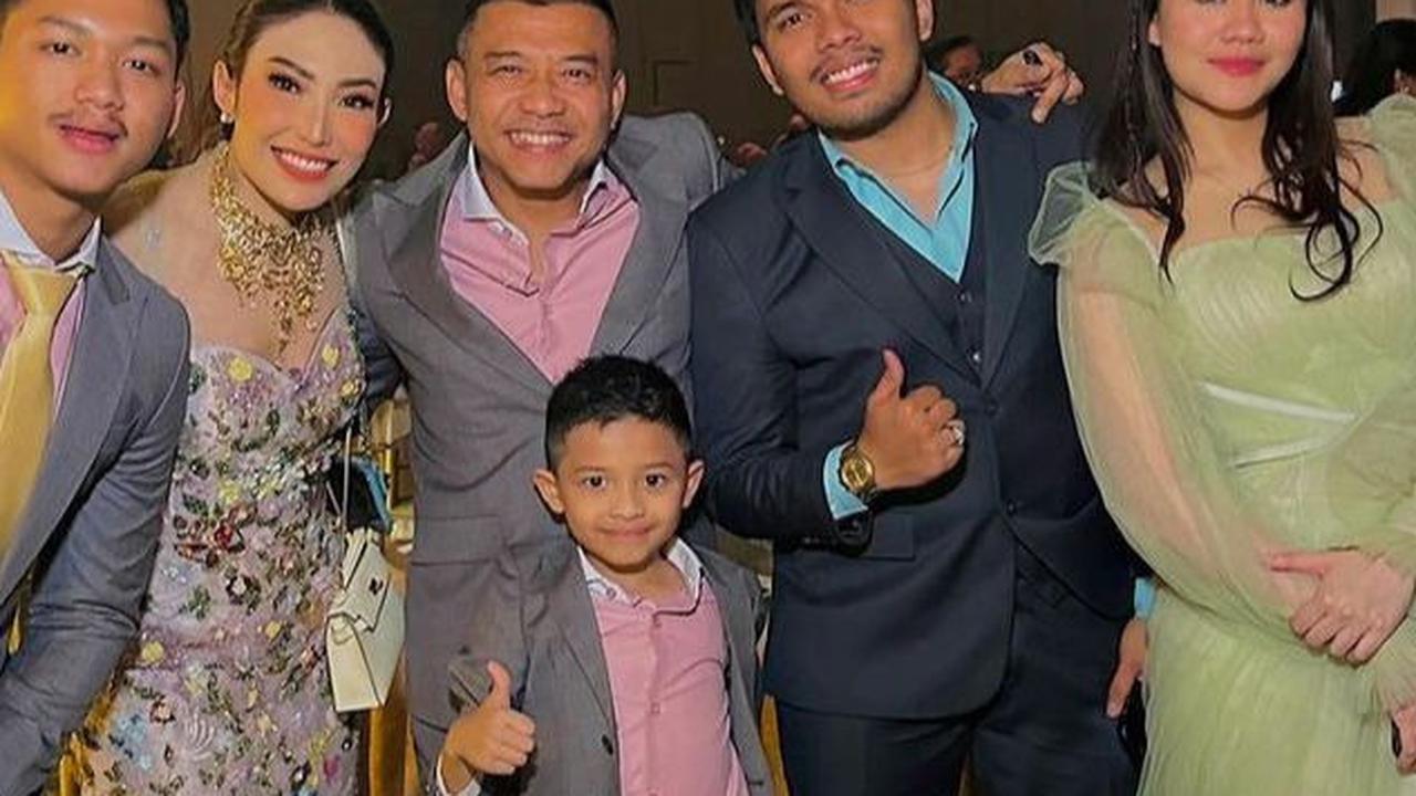 Dibandingkan dengan Azriel