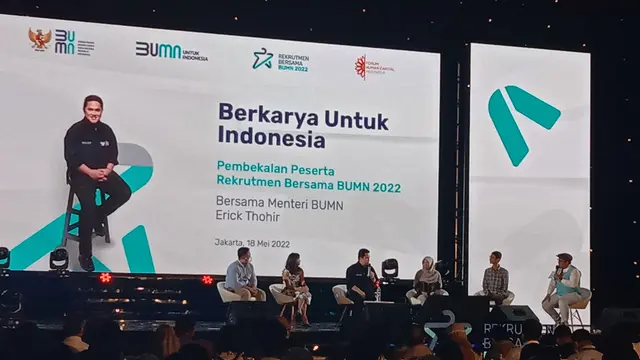Menteri BUMN Erick Thohir memberikan pembekalan bagi para peserta Rekrutmen Bersama BUMN 2022 di Tennis Indoor Senayan Jakarta, Rabu (18/5/2022).
