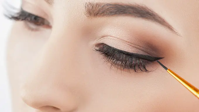 Mudah Banget, Begini Trik Memakai Eyeliner yang On Point Buat Para Pemula