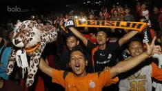 Jakmania merayakan gol gelandang Persija, Ramdani Lestaluhu, ke gawang Persib saat nobar di Kalideres, Jakarta, Sabtu (22/7/2017). Dilarang datang ke GBLA membuat Jakmania menggelar nobar di beberapa titik ibu kota. (Bola.com/M Iqbal Ichsan)