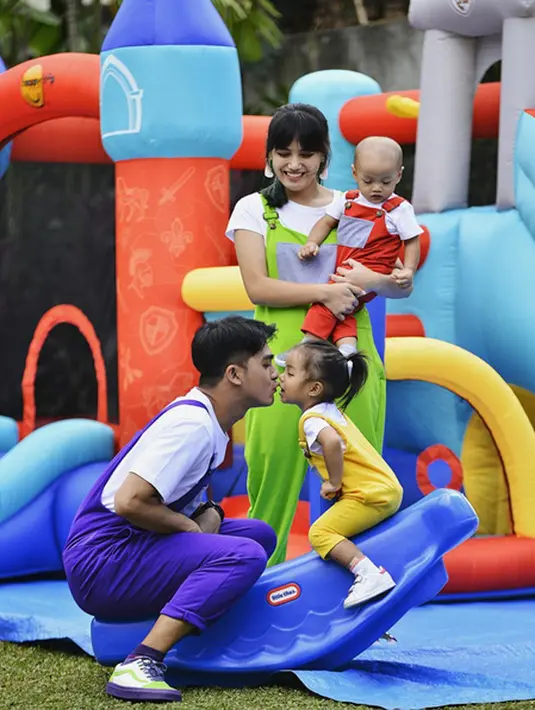 "Bentuk rasa syukur dan terima kasih kepada Allah karena telah memberikan keluarga kecil yang bahagia. Selamat empat tahun hari pernikahan, sayangku. Terima kasih untuk empat tahun yang penuh cinta dan kasih." tulis Herfiza Novianti. (Instagram/herfiza)