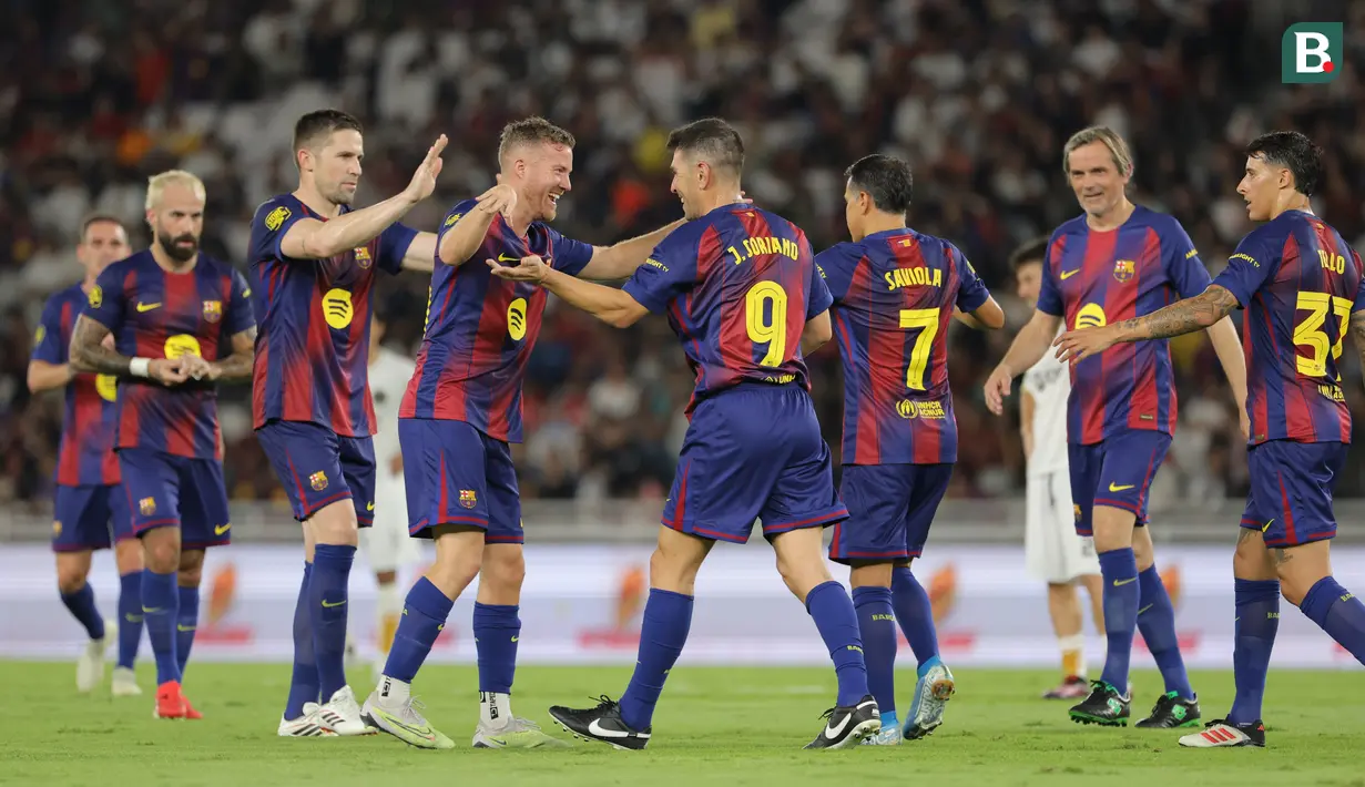 Pemain Barcelona Legends merayakan gol yang dicetak Javier Soriano dalam laga Clash of Legends di Stadion Utama Gelora Bung Karno (SUGBK), Senayan, Jakarta, Sabtu (18/04/2026). (Bola.com/Bagaskara Lazuardi)