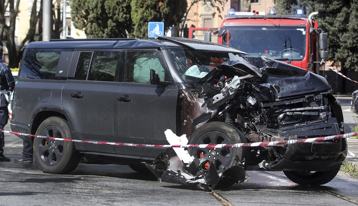 Mobil kapten Lazio, Ciro Immobile mengalami kersuakan setelah terlibat kecelakaan di Roma pada Minggu, 16 April 2023 waktu setempat. Mobil yang ditumpangi bersama dua anak perempuannya bertabrakan dengan trem di Jalur 19, yang menghubungkan kawasan Flaminio dan Prati. (AP/LaPresse/Roberto Monaldo)
