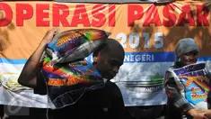 Sejumlah warga tampak membawa karung beras, Jakarta, Minggu (21/6/2015). Operasi Pasar diluncurkan Kemendag untuk membantu warga mendapatkan beras dan daging murah saat Ramadan. (Liputan6.com/Herman Zakharia)