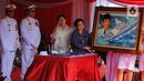 Presiden ke-5 Indonesia Megawati Soekarnoputri (kanan), didampingi Ketua DPR Puan Maharani (kedua kanan), Panglima TNI Laksamana Yudo Margono (kedua kiri) dan Kepala Staf TNI Angkatan Laut (KSAL) Laksamana TNI Muhammad Ali (kiri) saat meresmikan pengoperasian Kapal Perang Republik Indonesia (KRI) Bung Karno-369 di Dermaga Kolinlamil, Tanjung Priok, Jakarta, Kamis (1/6/2023). (merdeka.com/Imam Buhori)