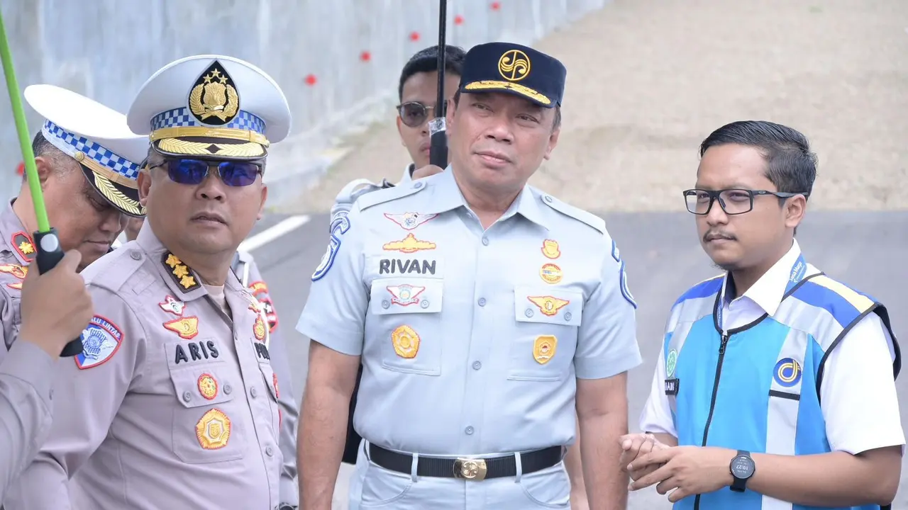 Direktur Utama PT Jasa Raharja, Rivan Purwantono, bersama Kakorlantas Polri, Brigjen Agus Suryonugroho, melakukan survei jalur mudik di ruas Tol Cipularang pada hari Minggu (9/2/2025). (Kredit foto: Tim Humas Jasa Raharja)
