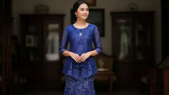 Model Atasan Brokat dengan Rok Batik Payung