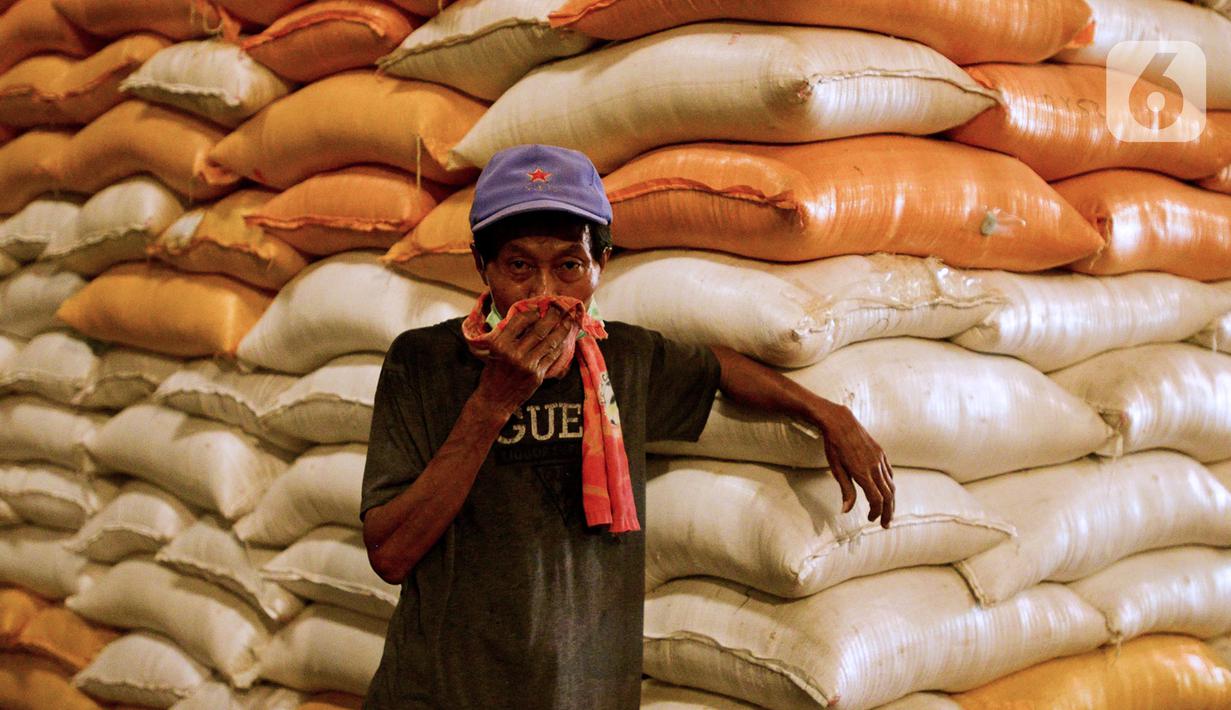 Pekerja berstirahat di samping karung beras Bulog di Kelapa Gading, Jakarta, Kamis (27/2/2020). Jelang Ramadan dan Idul Fitri 2020 Perusahaan Umum Badan Urusan Logistik atau Perum Bulog siap mengamankan pasokan beras di seluruh wilayah Indonesia mencapai 1,7 juta ton. (merdeka.com/Imam Buhori)