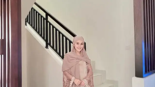 Hijab Ayu Ting Ting di acara syukuran sang adik jadi sorotan