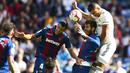 Bek Levante, Roberto Suarez, duel udara dengan gelandang Real Madrid, Casemiro, pada laga La Liga Spanyol di Stadion Santiago Bernabeu, Madrid, Sabtu (20/10). Madrid kalah 1-2 dari Levante. (AFP/Gabriel Bouys)