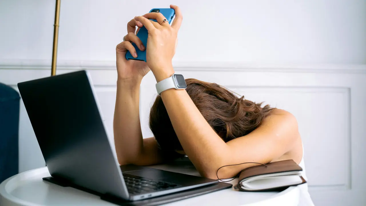 Hustle Culture dan Burnout, Alasan Generasi Muda Rentan dan Solusinya