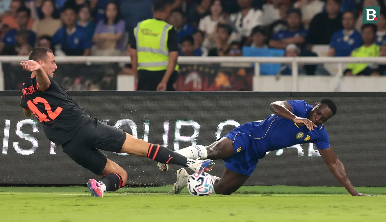Pemain Chelsea, Danny Welbeck (kanan), berusaha mempertahankan penguasaan bola dari pemain AC Milan, Filippo Terracciano, pada laga pramusim Indonesia Super Cup 2026 di Stadion Utama Gelora Bung Karno (SUGBK), Jakarta, Sabtu (8/8/2026). Chelsea tampil dominan dan menutup pertandingan dengan kemenangan 3-0 berkat dua gol Joao Pedro serta satu gol Moises Caicedo. (KapanLagi.com/Budy Santoso)