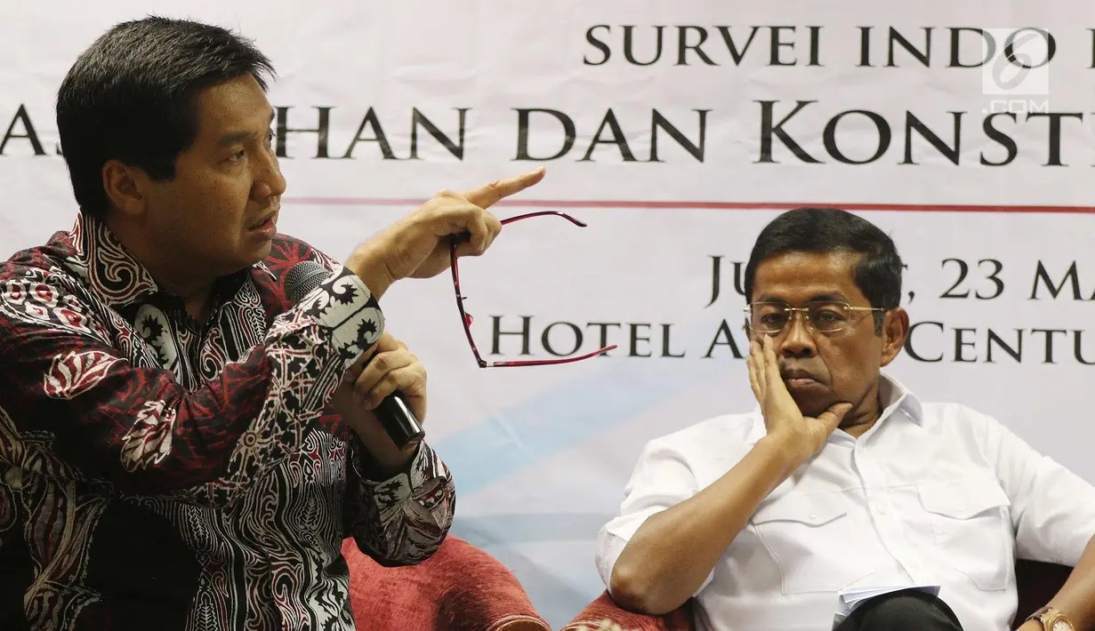 Anggota DPR Maruarar Sirait (kiri) dan Menteri Sosial Idrus Marham menjadi pembicara dalam diskusi politik di Jakarta, Jumat (23/3). Dari hasil survei tersebut, elektabilitas Edy Rahmayadi dan Djarot Saiful Hidayat saling salip. (Liputan6.com/Johan Tallo)