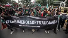 Sejumlah massa yang tergabung dalam Himpunan Mahasiswa Islam (HMI) melakukan longmarch saat akan menggelar aksi di depan Patung Kuda, Jakarta, Senin (29/8/2022). Mereka menolak rencana pemerintah untuk menaikkan harga BBM bersubsidi karena akan mengorbankan kondisi ekonomi rakyat, terutama masyarakat kelas menengah ke bawah dan pelaku Usaha Mikro Kecil Menengah (UMKM), yang belum sepenuhnya pulih akibat terpaan pandemi COVID-19. (Liputan6.com/Faizal Fanani)