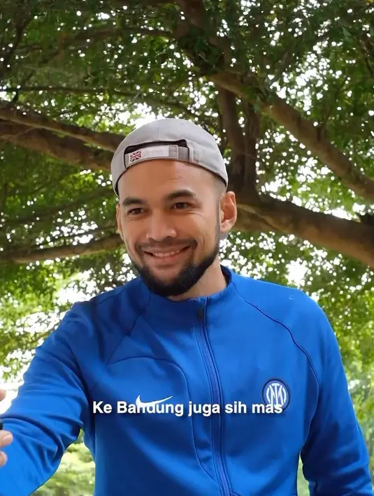 Pria tiga orang anak itu juga berpose seperti yang dilakukan Pratama Arhan. Unggahan tersebut memancing warganet berkomentar.  [Instagram/teukuwisnu]