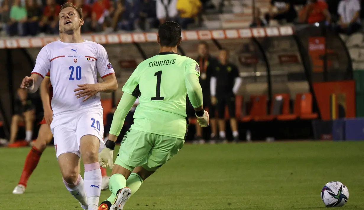 Di awal babak kedua, tepatnya pada menit ke-48 Republik Ceska memiliki peluang memperkecil kedudukan melalui Matej Vydra. Namun usahanya berhasil dipatahkan Thibaut Courtois. (Foto: AP/Olivier Matthys)
