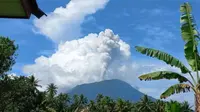 Gunung Ibu yang ada di Pulau Halmahera, Maluku Utara, meletus meluncurkan abu vulkanik setinggi 1.000 meter dari kawah. (Liputan6.com/ Dok PVMBG)