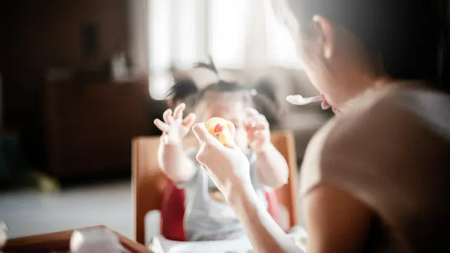 Ilustrasi memberi makan anak