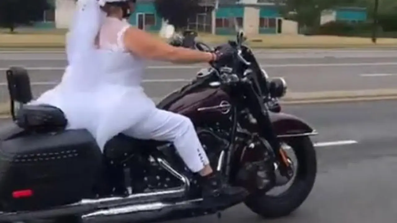 pengantin wanita kendarai Harley (foto: newsflare)
