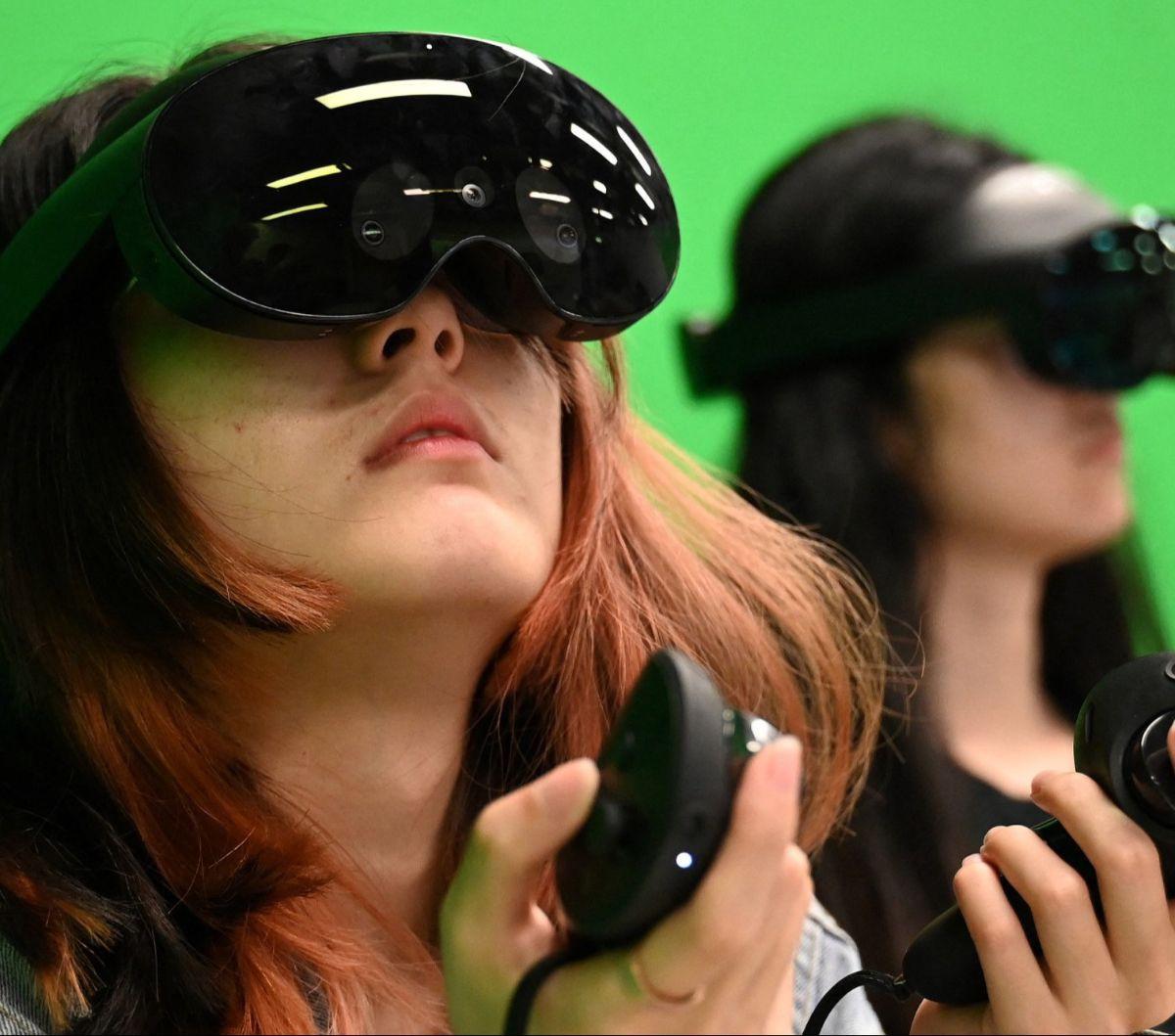Sejumlah mahasiswa mengenakan headset virtual reality saat mengikuti pembelajaran berbasis kecerdasan artifisial (AI) di Universitas Sains dan Teknologi Hong Kong (HKUST), Hong Kong, pada 9 Mei 2024. Dengan memanfaatkan AI, pembelajaran di HKUST menghadi
