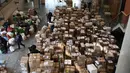 Ratusan kotak berisi bantuan kemanusiaan dikumpulkan di kotamadya Thessaloniki, Yunani pada Senin (13/2/2023). Sejumlah negara terus mengumpulkan dan mengirim bantuan kemanusiaan untuk para penyintas gempa bumi dahsyat yang terjadi di Turki dan Suriah, pada tanggal 6 Februari, lalu. (Sakis Mitrolidis/AFP)