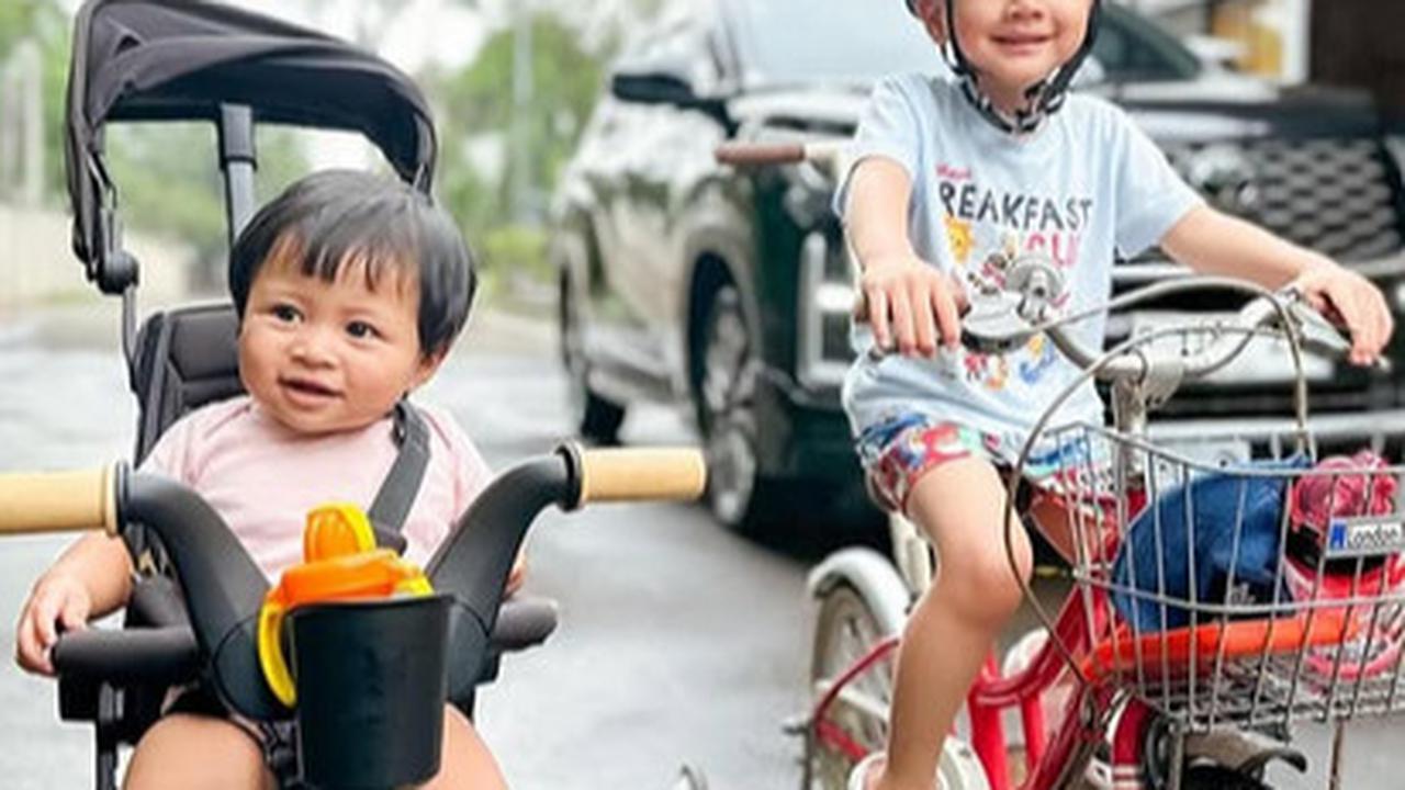 Potret Kompak Rayyanza & Baby Lily Naik Sepeda Keliling Komplek, Dua Bayi Idola Netizen Bikin Gemas