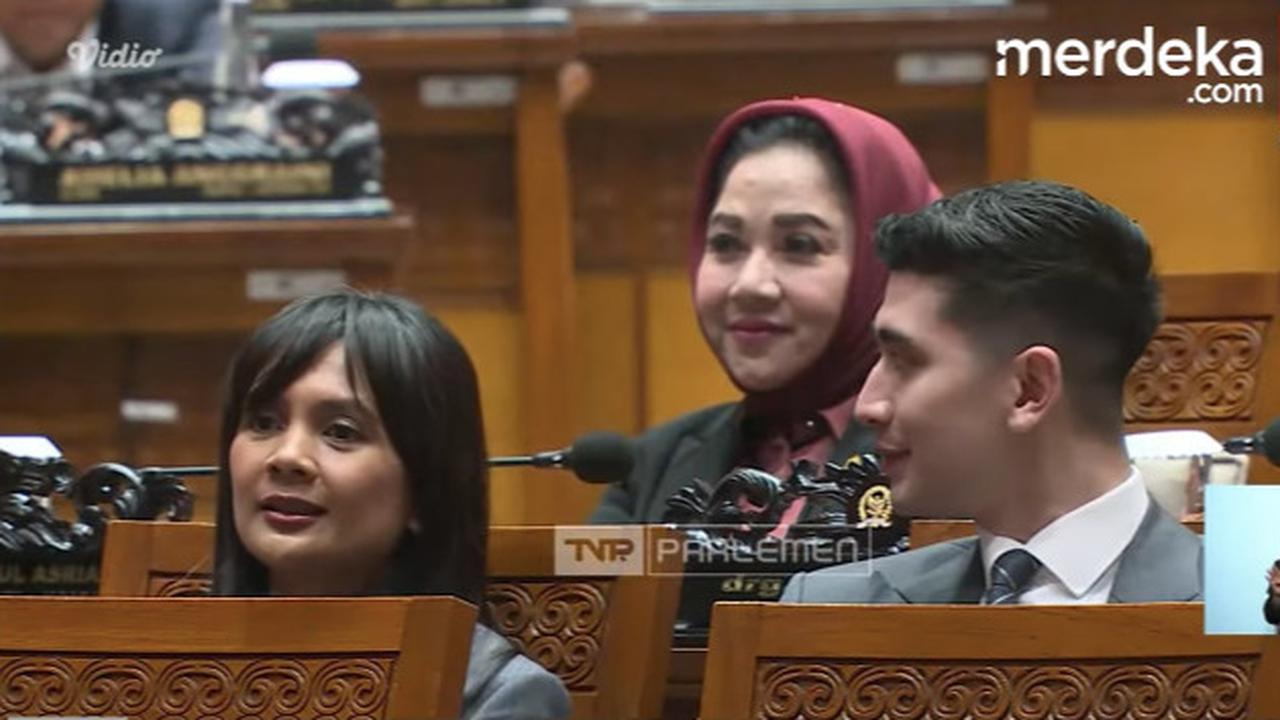 Tatapan Dalam Varrell Bramasta Tertangkap Kamera Ngobrol Hangat dengan Wanita di DPR, Ternyata Istri Pejabat di Kabinet Prabowo