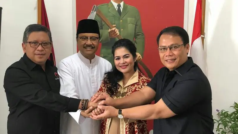 Gus Ipul sedang bergandengan tangan dengan Puti Guntur dengan Sekjen PDIP, Hasto Kristiyanto dan Wasekjen Ahmad Basarah.