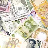 Rupiah memang terpuruk, tapi keempat mata uang ini tenggelam.