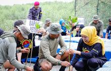 Sinergi Khofifah dan Pasmar 2 Perkuat Kelestarian Pesisir Surabaya Melalui Aksi Bersih Pantai dan Penanaman Mangrove
