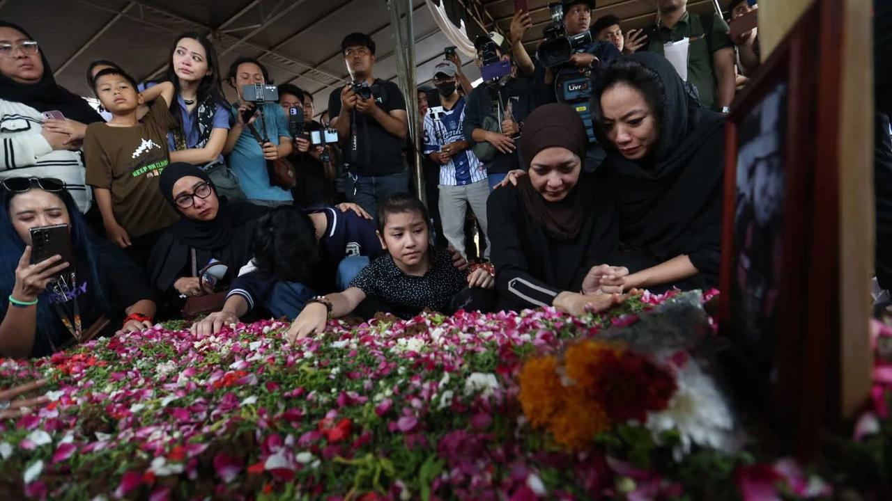 FOTO: Duka Mendalam Mengiringi Pemakaman Gary Iskak di Tanah Kusir